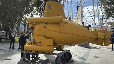 Bodrum'da deniz müzesine verilen denizaltı meydanda sergileniyor