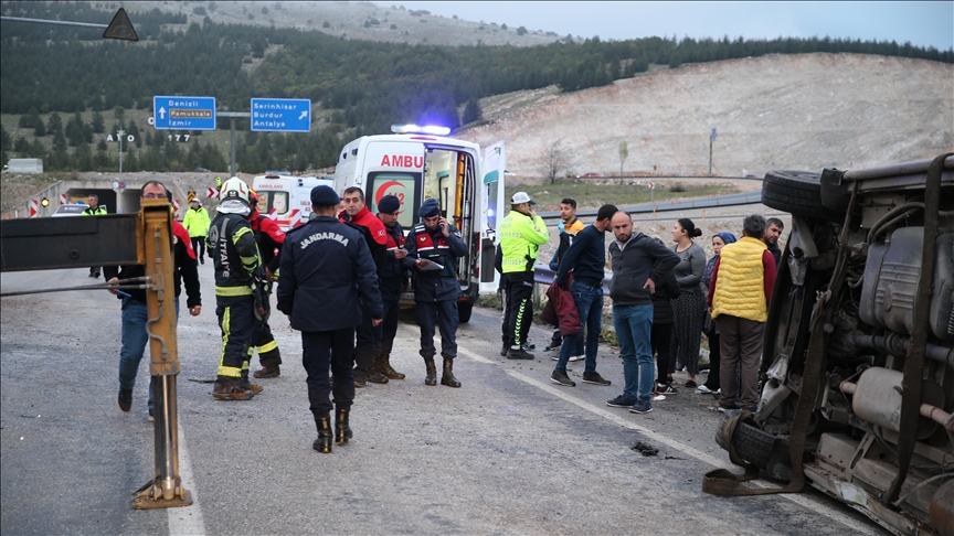Li Denizliyê minibêsa serwêsê û otomobîl li hev qelibîn, 18 kes birîndar bûn
