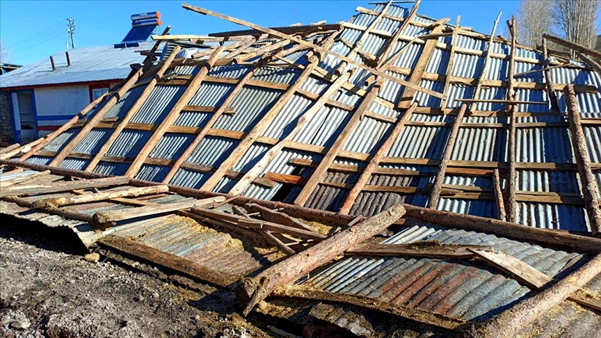 Kars'ta fırtına ve hortum nedeniyle 12 ev ile eklentilerinin çatısı uçtu
