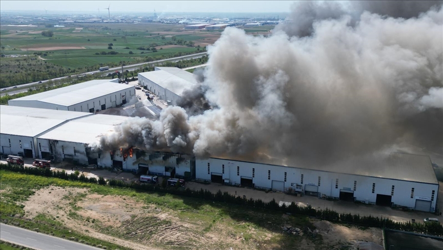 Tekirdağ'da kauçuk fabrikasında çıkan yangın kontrol altına alındı