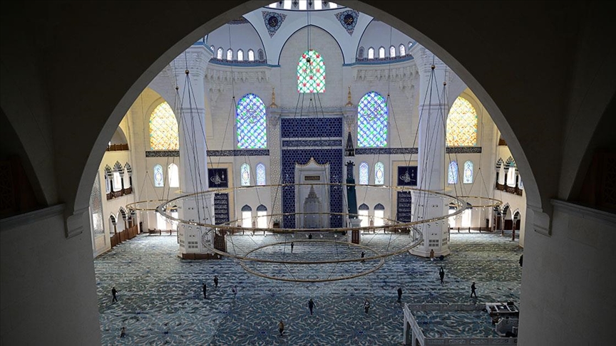 İstanbul'un silüetinde yer edinen Büyük Çamlıca Camisi milyonları ağırlıyor