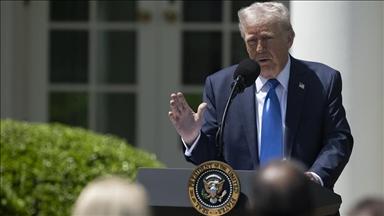 Donald Trump en pape: une image générée par l'IA diffusée sur le compte officiel du président américain