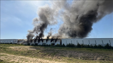 Tekirdağ'da kauçuk fabrikasında çıkan yangına müdahale ediliyor