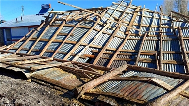 Kars'ta fırtına ve hortum nedeniyle 12 ev ile eklentilerinin çatısı uçtu