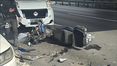 Başakşehir'de motosikletlinin adeta ölümden döndüğü kaza anı kamerada