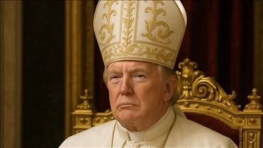 Ji ser hesabê fermî yê Serokê DYAyê Trump fotografek hat parvekirin ku xwe weke Papa nîşan dida