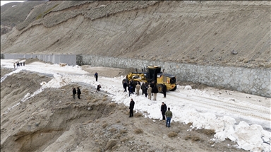 Kardan kapanan Nemrut Krater Gölü yolu ekiplerin çalışmasıyla açıldı