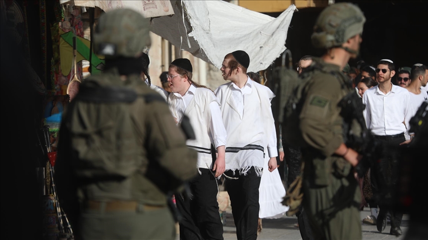 الضفة.. مستوطنون إسرائيليون يعتدون على فلسطينيين وممتلكاتهم