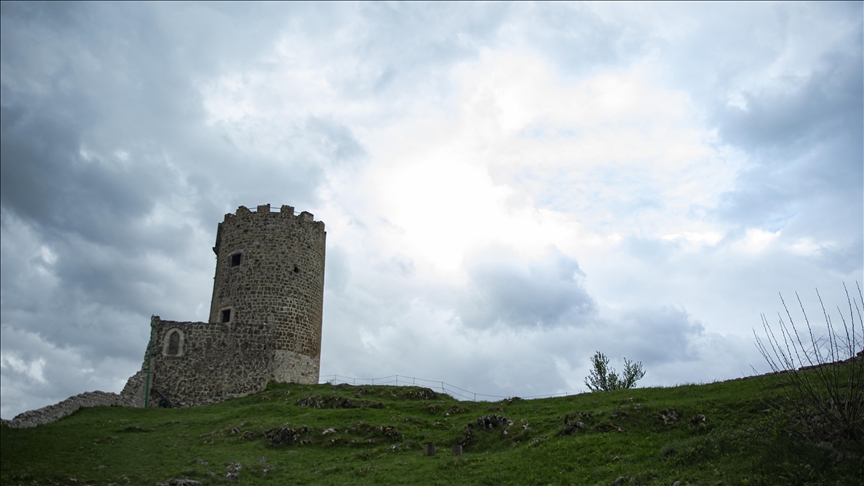 Kalaja e Sokolacit në Bosnjë  shembull i arkitekturës së vonë mesjetare