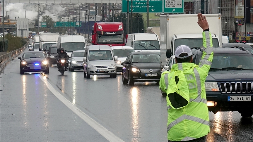 Trafik denetimlerinde, izinsiz "çakar" kullanan 39 sürücüye işlem yapıldı