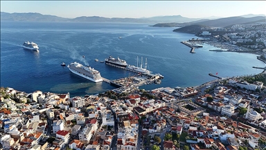 Kuşadası'na bir günde 5 kruvaziyer demirledi