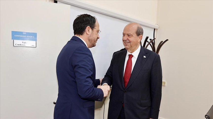 KKTC Cumhurbaşkanı Tatar, GKRY Lideri Hristodulidis ile ara bölgede görüştü