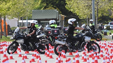Emektar motosikletli trafik polis timi eğitmeni meslektaşlarına tecrübelerini aktarıyor