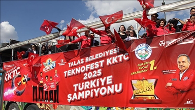 TEKNOFEST KKTC'de birinci olan öğrencilere Kayseri'de üstü açık otobüsle şehir turu yaptırıldı