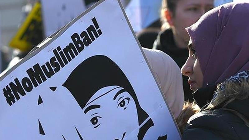 Министр внутренних дел Франции выступил за введение запрета на ношение хиджаба в университетах