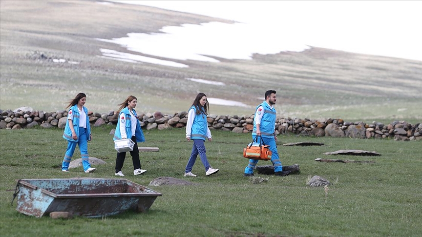 Evde sağlık hizmeti alan 395 hasta için her koşulda 岹ğları tepeleri aşıyorlar