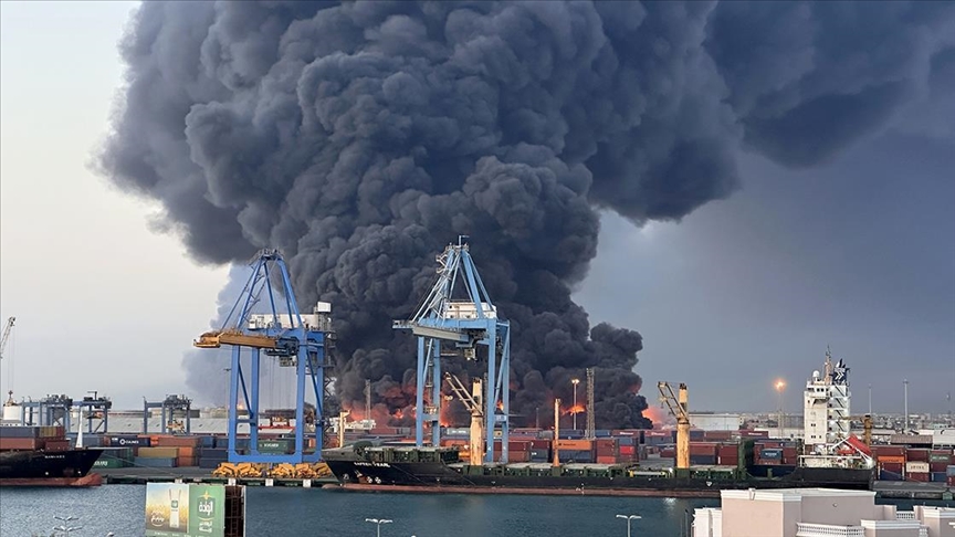 Shpërthime dhe zjarre masive në portin dhe aeroportin jugor të Port Sudanit