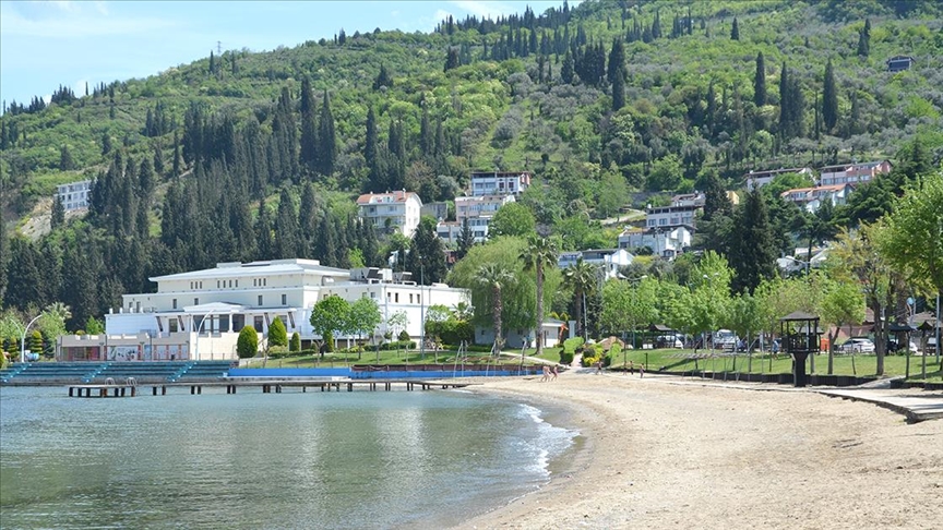 Kocaeli ile Mersin'de sıcak havayı fırsat bilen çocuklar ve gençler denize girdi