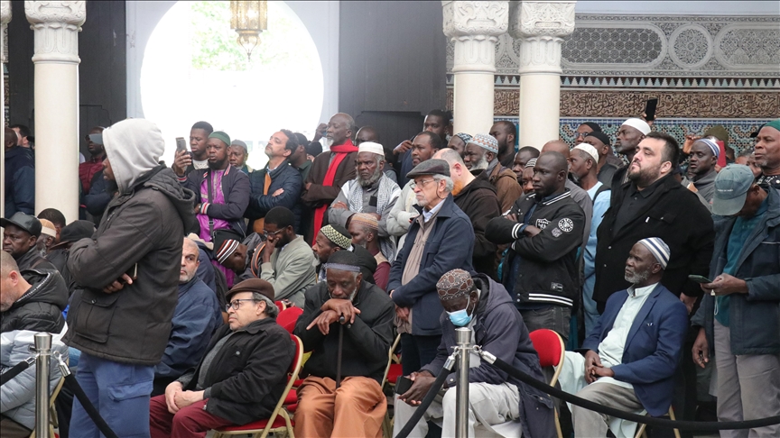 "Nous nous sentons abandonnés" : à la Grande Mosquée de Paris, un hommage digne et une dénonciation de l’islamophobie
