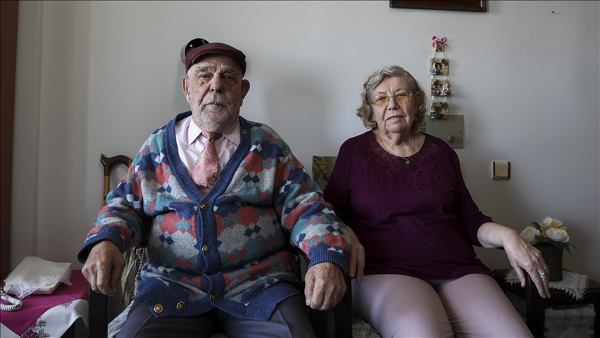 Öğretmen çift 62 yıllık aşklarını huzurevinde sürdürüyor