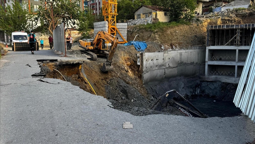 Gaziosmanpaşa'da inşaat çalışması sırasında yol çöktü