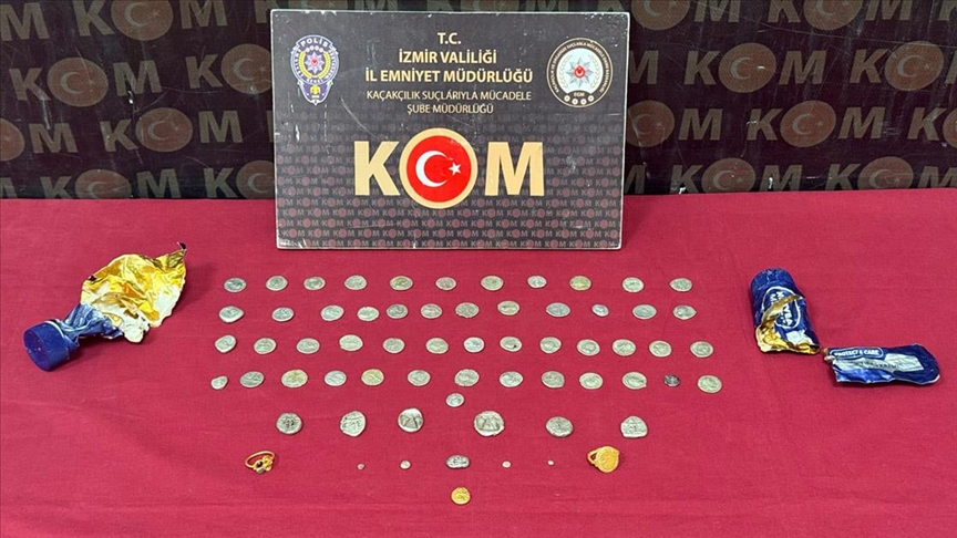 İzmir'de tarihi eserleri krem ve diş macunu tüplerinde yurt dışına çıkarmaya çalışan şüpheli tutuklandı