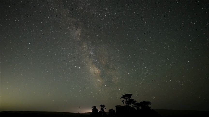 Eta Aquarid meteor yağmuru ile birlikte Samanyolu manzarası görüntülendi