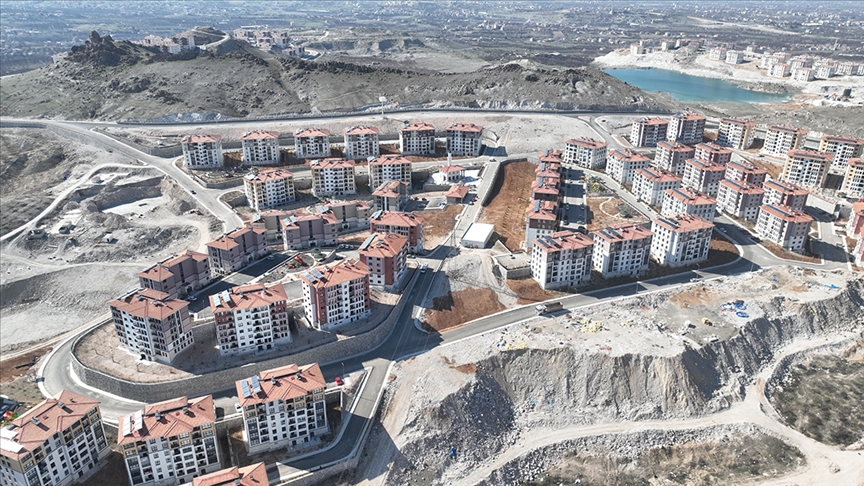Malatya'da deprem konutlarının yapımı sürüyor