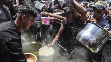 Last food delivery spot feeds hungry Gazans who wait long hours for a bowl of soup