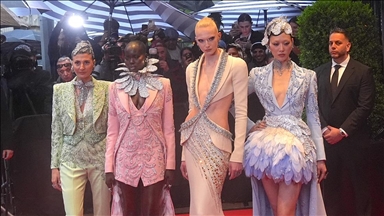 New York'ta pek çok ünlü ismin katıldığı Met Gala etkinliği başladı