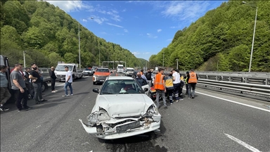 Anadolu Otoyolu'nda otomobil ile oto kurtarıcısının karıştığı kazada 3 kişi yaralandı