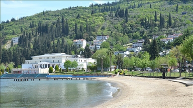 Kocaeli ile Mersin'de sıcak havayı fırsat bilen çocuklar ve gençler denize girdi