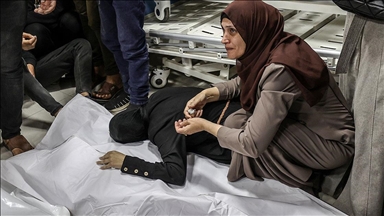 قتلته إسرائيل.. أم فلسطينية صماء تودع طفلها بلغة الإشارة