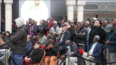 "Nous nous sentons abandonnés" : à la Grande Mosquée de Paris, un hommage digne et une dénonciation de l’islamophobie