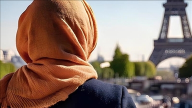 وزير الداخلية الفرنسي يعتزم حظر الحجاب في الجامعات
