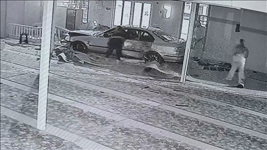 Kocaeli'de kontrolden çıkan otomobilin camiye girmesi kamerada