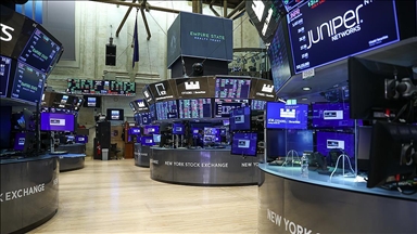 US stocks end lower as Trump downplays tariff talks