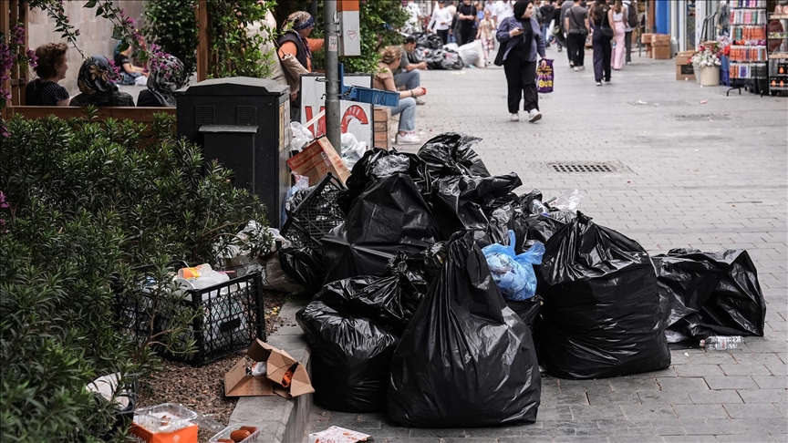 İzmir'de işçilerin greve gitmesiyle cadde ve sokaklarda çöp yığınları oluştu