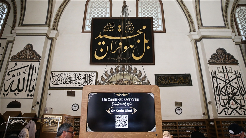 Bursa'nın simgesi Ulu Cami'deki hat eserleri dijital ortama aktarıldı