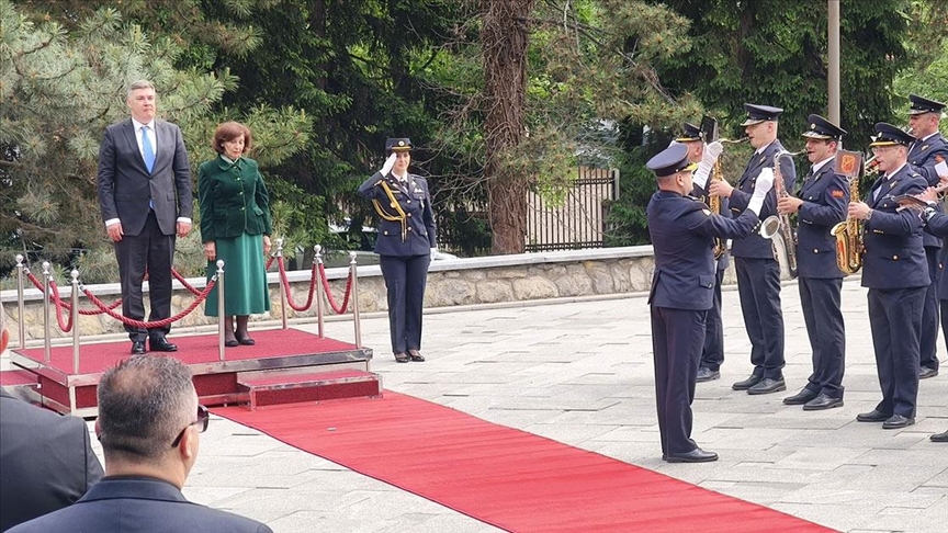Хрватскиот претседател Милановиќ пристигна во Скопје, пречекан со државна церемонија од претседателка Сиљановска-Давкова