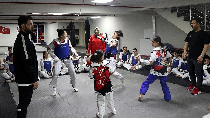 Milli takım antrenörü çift ve oğulları, tekvandoda geleceğin şampiyonlarını yetiştiriyor
