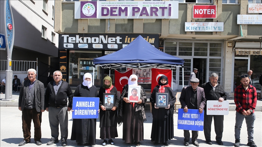 Muşlu aileler DEM Parti önündeki "evlat nöbeti"ni sürdürdü