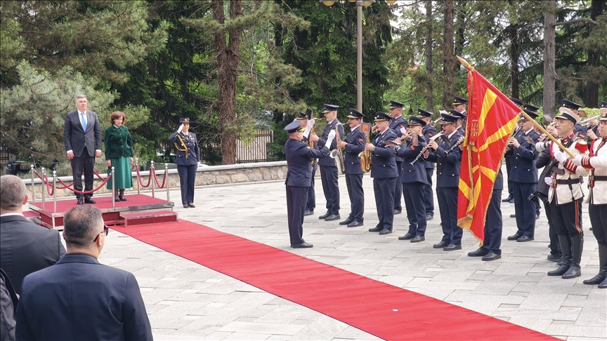 Presidenti kroat mbërrin për vizitë në Shkup, pritet me ceremoni shtetërore nga presidentja maqedonase