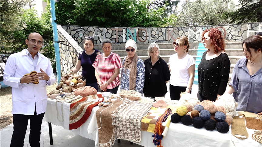 Balıkesir'de üniversiteliler, yün iplikleri bitki ve meyvelerden elde ettikleri boyayla renklendirdi