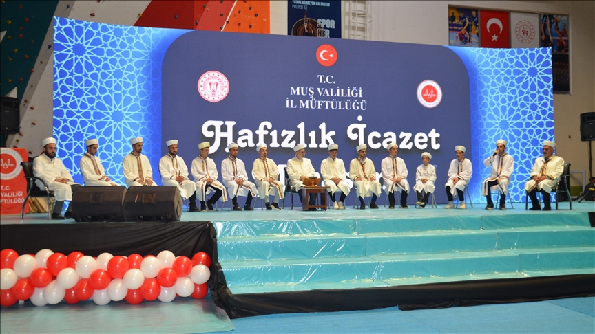 Muş'ta hafızlık eğitimini tamamlayan 300 öğrenci icazet aldı