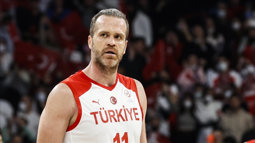 Oğuz Savaş, aktif basketbol kariyerini noktaladı