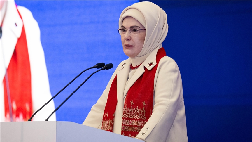 Emine Erdo臒an: 陌slam sanat谋, ilahi olan谋 hat谋rlatand谋r