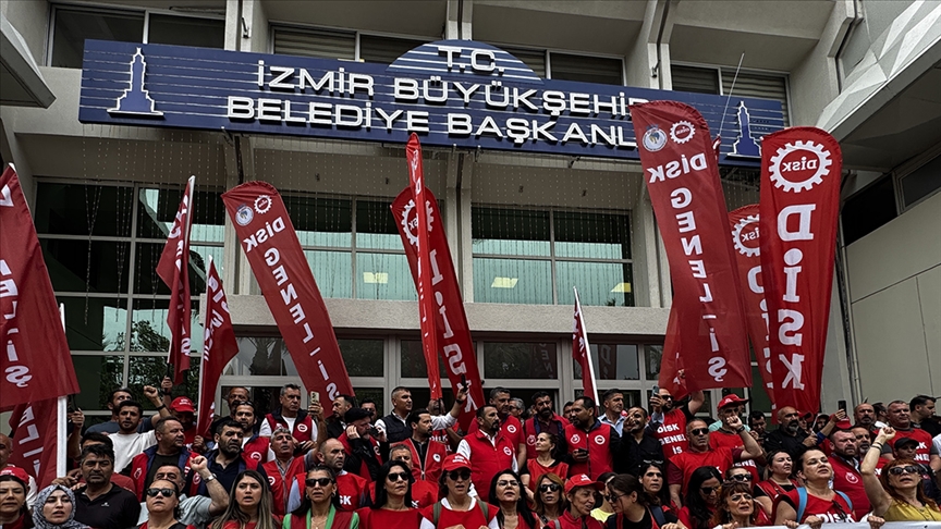 İzmir'de Büyükşehire grev kararı asıldı, Konak Belediyesi'nde grev başladı