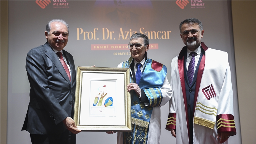 Nobel ödüllü bilim insanı Aziz Sancar'a Fatih Sultan Mehmet Vakıf Üniversitesince fahri doktora ünvanı verildi