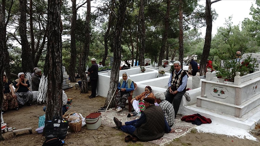Balıkesir'deki Tahtacı Türkmenleri mezarlıkta Hıdırellez geleneğini yaşattı